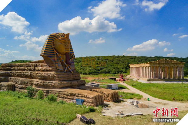 Dở khóc dở cười khi chứng kiến cảnh siêu anh hùng Hollywood đứng canh gác cho tượng nhân sư nhái ở Trung Quốc - Ảnh 3.