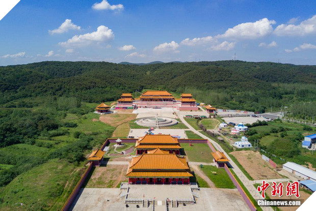 Dở khóc dở cười khi chứng kiến cảnh siêu anh hùng Hollywood đứng canh gác cho tượng nhân sư nhái ở Trung Quốc - Ảnh 4.