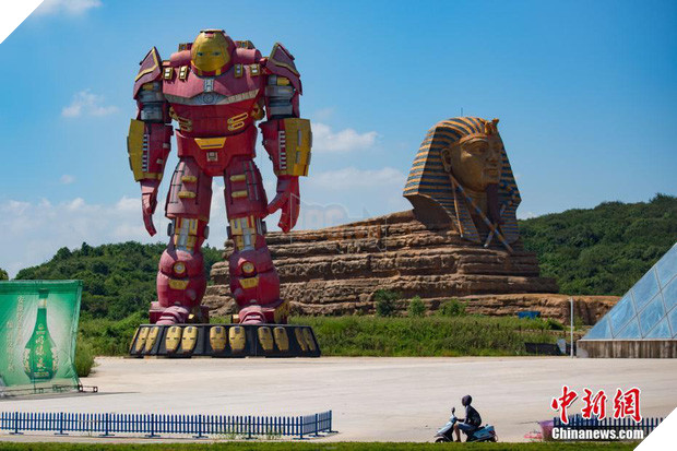 Dở khóc dở cười khi chứng kiến cảnh siêu anh hùng Hollywood đứng canh gác cho tượng nhân sư nhái ở Trung Quốc - Ảnh 8.