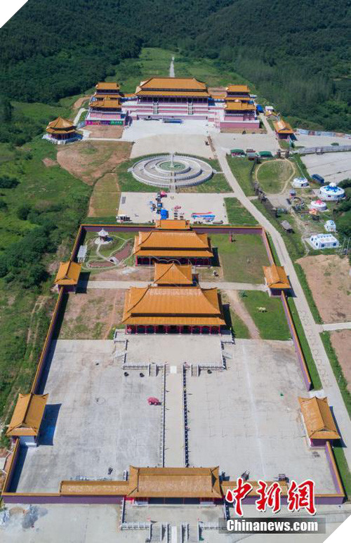 Dở khóc dở cười khi chứng kiến cảnh siêu anh hùng Hollywood đứng canh gác cho tượng nhân sư nhái ở Trung Quốc - Ảnh 2.