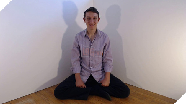 YouTuber up hàng loạt video ngồi trong xó nhà, cười 4 tiếng liền, có video ghi lại cảnh kẻ trộm vào nhìn thấy sợ quá bỏ chạy