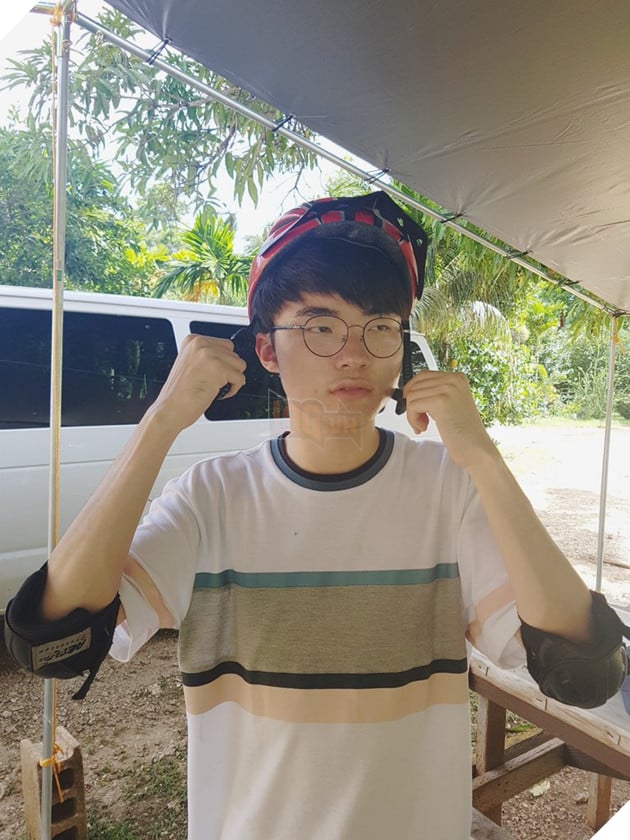 Trong lúc KT và Samsung Galaxy "đánh nhau vỡ mặt" vì tấm vé thứ 3 đi CKTG, Kkoma dẫn học trò của mình đến Mỹ du lịch thảnh thơi