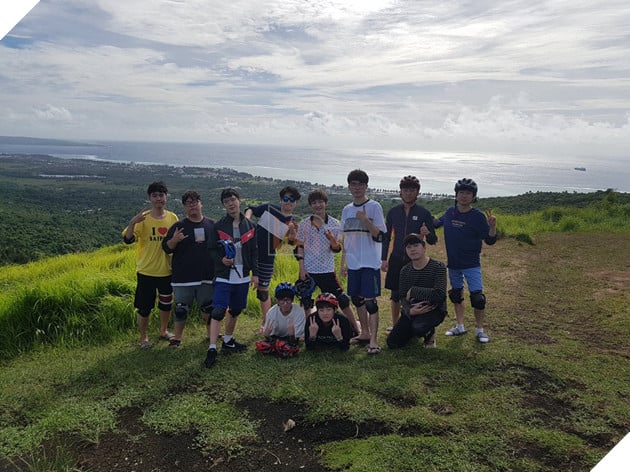 Trong lúc KT và Samsung Galaxy "đánh nhau vỡ mặt" vì tấm vé thứ 3 đi CKTG, Kkoma dẫn học trò của mình đến Mỹ du lịch thảnh thơi