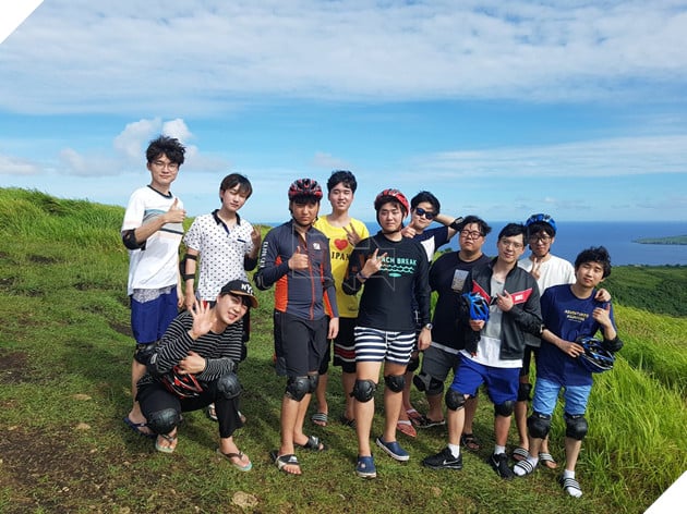 Trong lúc KT và Samsung Galaxy "đánh nhau vỡ mặt" vì tấm vé thứ 3 đi CKTG, Kkoma dẫn học trò của mình đến Mỹ du lịch thảnh thơi