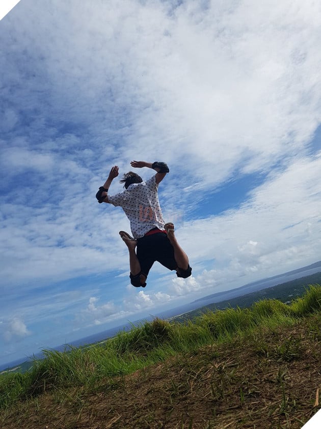 Trong lúc KT và Samsung Galaxy "đánh nhau vỡ mặt" vì tấm vé thứ 3 đi CKTG, Kkoma dẫn học trò của mình đến Mỹ du lịch thảnh thơi