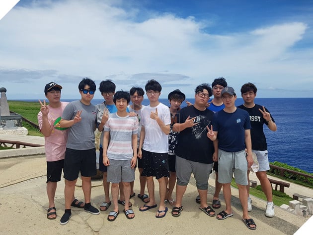 Trong lúc KT và Samsung Galaxy "đánh nhau vỡ mặt" vì tấm vé thứ 3 đi CKTG, Kkoma dẫn học trò của mình đến Mỹ du lịch thảnh thơi