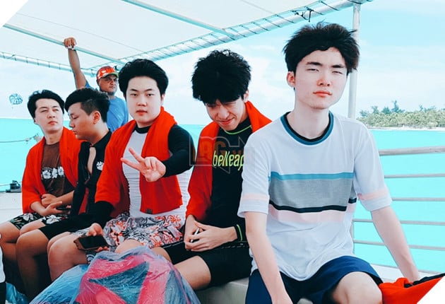 Trong lúc KT và Samsung Galaxy "đánh nhau vỡ mặt" vì tấm vé thứ 3 đi CKTG, Kkoma dẫn học trò của mình đến Mỹ du lịch thảnh thơi