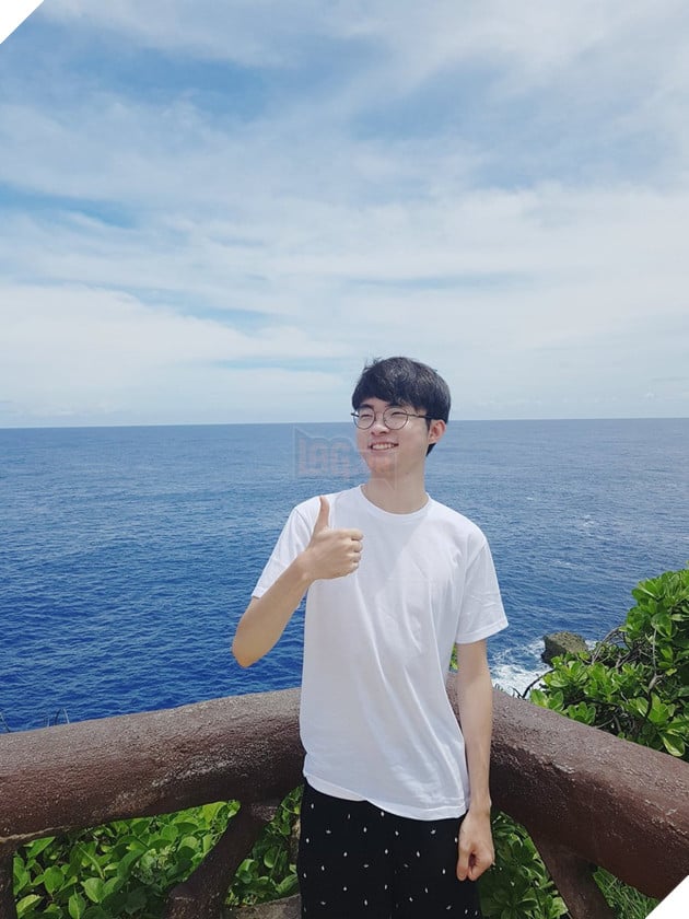 Trong lúc KT và Samsung Galaxy "đánh nhau vỡ mặt" vì tấm vé thứ 3 đi CKTG, Kkoma dẫn học trò của mình đến Mỹ du lịch thảnh thơi