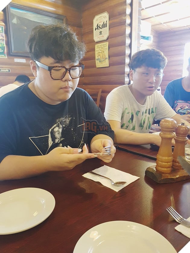 Trong lúc KT và Samsung Galaxy "đánh nhau vỡ mặt" vì tấm vé thứ 3 đi CKTG, Kkoma dẫn học trò của mình đến Mỹ du lịch thảnh thơi