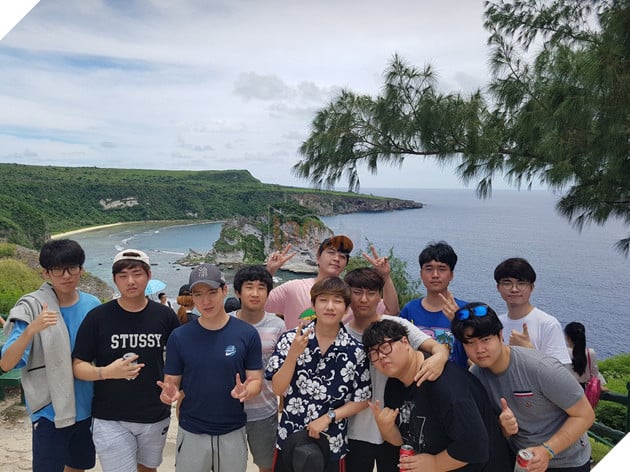 Trong lúc KT và Samsung Galaxy "đánh nhau vỡ mặt" vì tấm vé thứ 3 đi CKTG, Kkoma dẫn học trò của mình đến Mỹ du lịch thảnh thơi