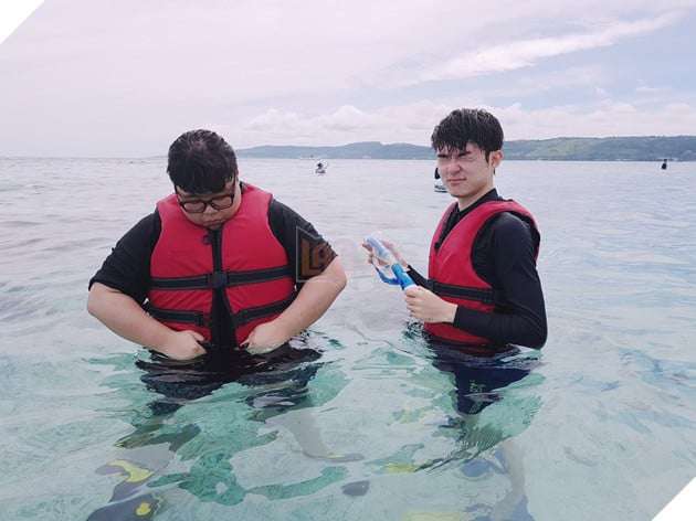 Trong lúc KT và Samsung Galaxy "đánh nhau vỡ mặt" vì tấm vé thứ 3 đi CKTG, Kkoma dẫn học trò của mình đến Mỹ du lịch thảnh thơi