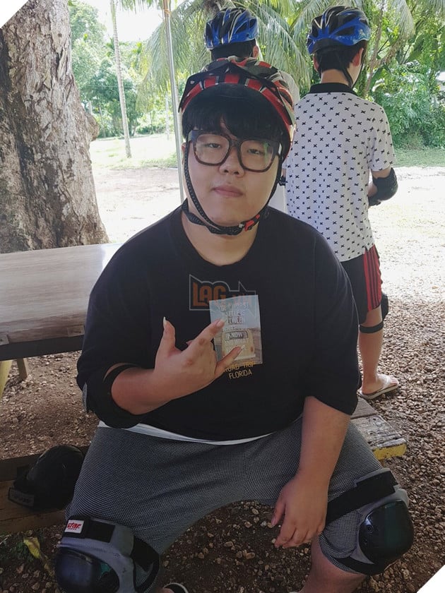 Trong lúc KT và Samsung Galaxy "đánh nhau vỡ mặt" vì tấm vé thứ 3 đi CKTG, Kkoma dẫn học trò của mình đến Mỹ du lịch thảnh thơi