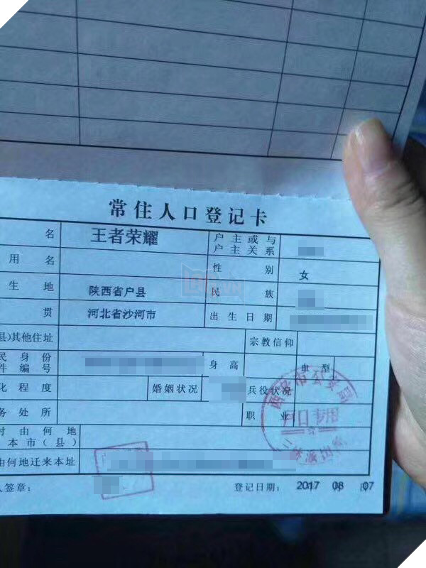 Tờ giấy đăng ký khai sinh của bé gái