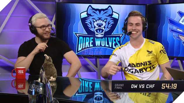 Quá hâm mộ GIGABYTE Marines, Caster quốc tế mặc áo đồng phục nhà vô địch LMHT Việt Nam đi bình luận giải