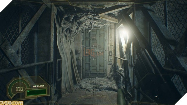 Cánh cửa đường hầm bên dưới dinh thự nhà Baker đang chờ người chơi khám phá