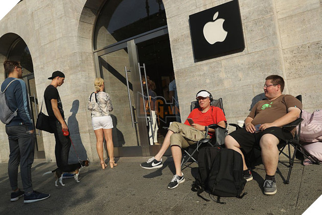 
Đương nhiên là bạn vẫn phải xếp hàng nếu muốn có sớm những chiếc iPhone mới trong tay.
