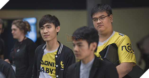 Quá hâm mộ GIGABYTE Marines, Caster quốc tế mặc áo đồng phục nhà vô địch LMHT Việt Nam đi bình luận giải