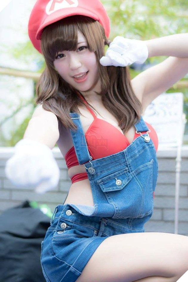 Cosplay nhân vật Mario phiên bản "có ngực" khiến bạn không khỏi nóng mắt