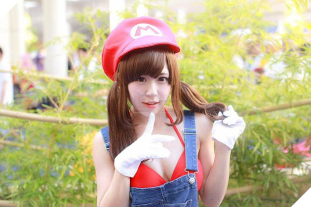 Cosplay nhân vật Mario phiên bản "có ngực" khiến bạn không khỏi nóng mắt