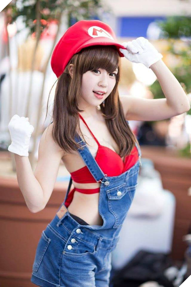Cosplay nhân vật Mario phiên bản "có ngực" khiến bạn không khỏi nóng mắt