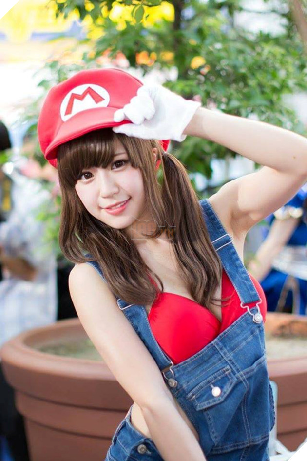 Cosplay nhân vật Mario phiên bản "có ngực" khiến bạn không khỏi nóng mắt