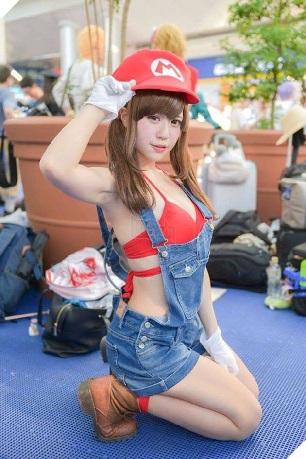 Cosplay nhân vật Mario phiên bản "có ngực" khiến bạn không khỏi nóng mắt