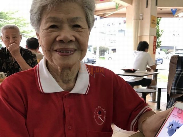 Cụ bà Mdm Tan Nai Keow tuy đã 84 tuổi nhưng vẫn là một game thủ Pokemon GO tài năng