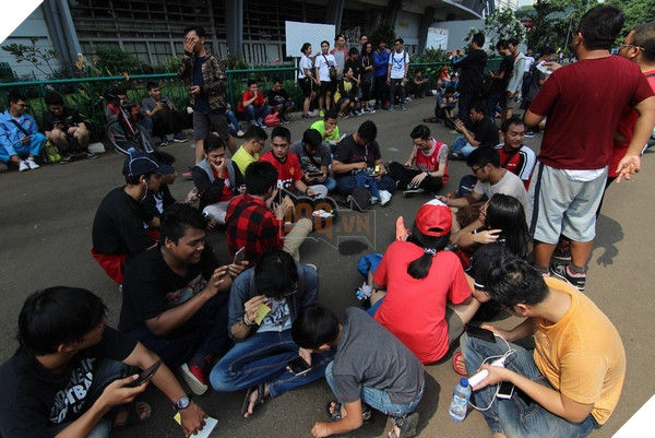 Pokemon GO thật sự đã giúp game thủ tăng độ tương tác với người khác ngoài đời thật nhiều hơn