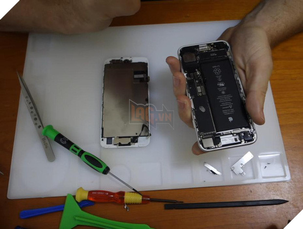 Anh chàng này đã tự chế jack cắm tai nghe 3.5mm cho iPhone 7, hoạt động được hẳn hoi - Ảnh 3.