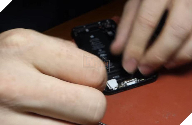 Anh chàng này đã tự chế jack cắm tai nghe 3.5mm cho iPhone 7, hoạt động được hẳn hoi - Ảnh 4.