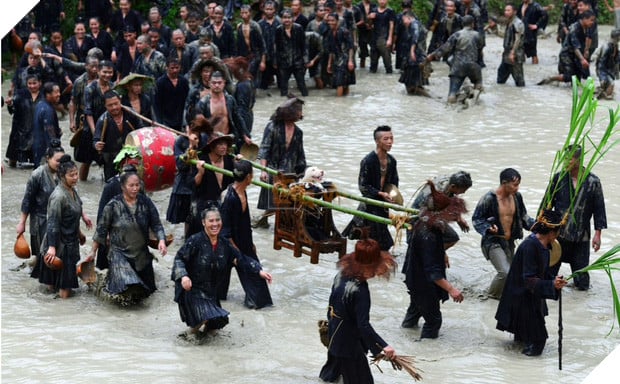 Trung Quốc: Các chú chó được mặc quần áo đẹp, đeo trang sức và tôn vinh như vị thần - Ảnh 5.