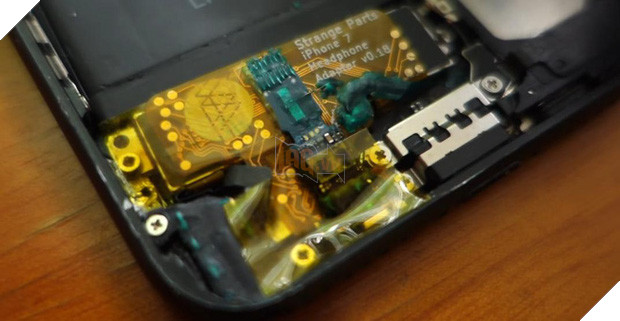 Anh chàng này đã tự chế jack cắm tai nghe 3.5mm cho iPhone 7, hoạt động được hẳn hoi - Ảnh 5.