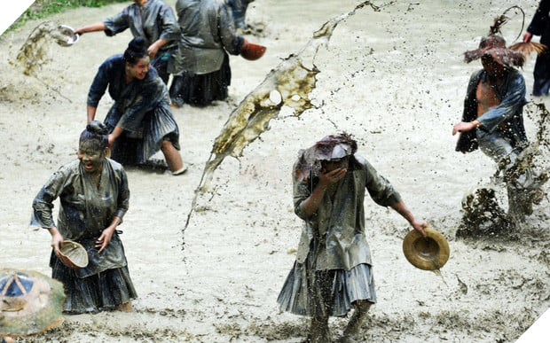 Trung Quốc: Các chú chó được mặc quần áo đẹp, đeo trang sức và tôn vinh như vị thần - Ảnh 6.