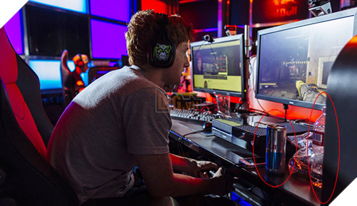 
Trên bàn thi đấu của game thủ eSports thường có hai loại nước, một để uống và một là nhãn hàng quảng cáo của nhà tài trợ. Các game thủ thường uống nước riêng của mình, hầu hết là nước khoáng.
