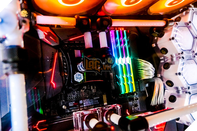 Mê mệt với bộ máy tính 'đom đóm' của game thủ Việt, riêng vỏ case cũng đã 50 triệu rồi