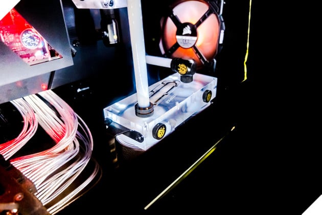 Mê mệt với bộ máy tính 'đom đóm' của game thủ Việt, riêng vỏ case cũng đã 50 triệu rồi