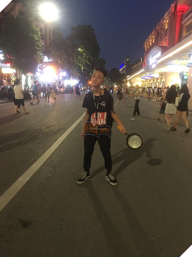 Sáng nay có cả chục game thủ Việt cuồng Battlegrounds mang chảo ra đứng ở Bờ Hồ!