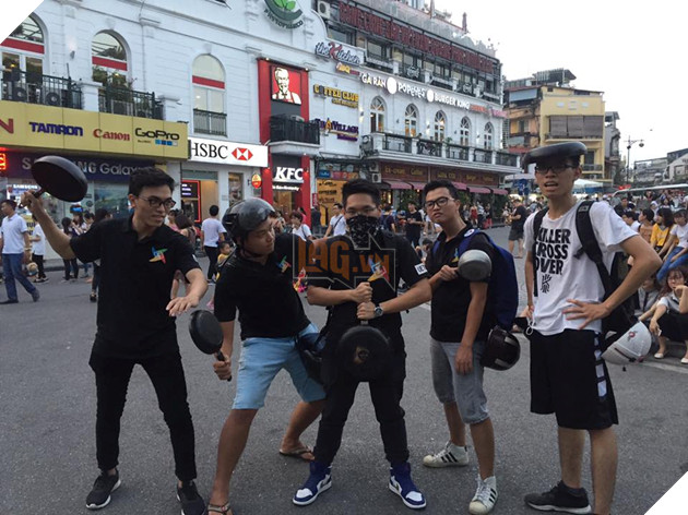 Sáng nay có cả chục game thủ Việt cuồng Battlegrounds mang chảo ra đứng ở Bờ Hồ!