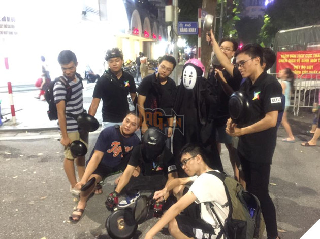 Sáng nay có cả chục game thủ Việt cuồng Battlegrounds mang chảo ra đứng ở Bờ Hồ!