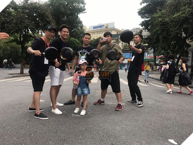 Sáng nay có cả chục game thủ Việt cuồng Battlegrounds mang chảo ra đứng ở Bờ Hồ!