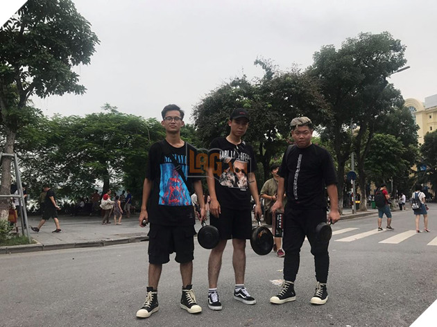 Sáng nay có cả chục game thủ Việt cuồng Battlegrounds mang chảo ra đứng ở Bờ Hồ!