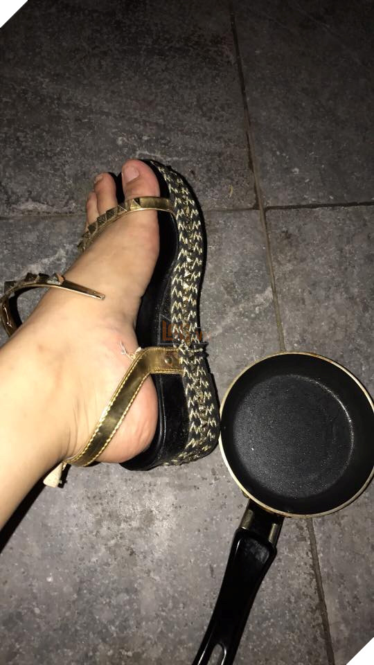 
Trịnh Linh chạy hăng đến nỗi sau đó... đứt cả dép
