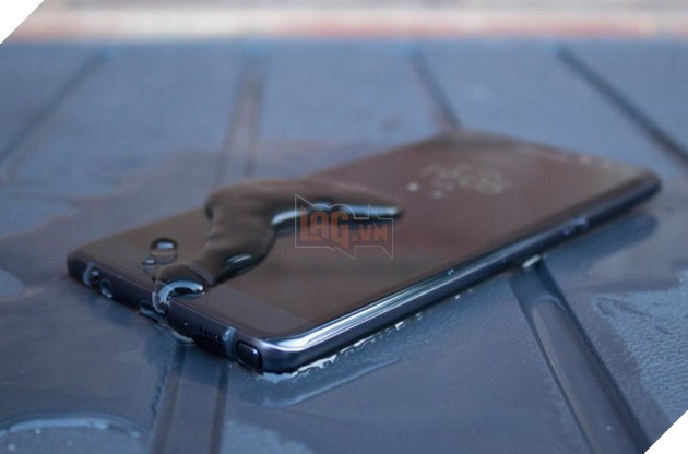 
Tính năng chống nước giờ đây là một tính năng không thể thiếu trên các thiết bị cao cấp của Samsung.
