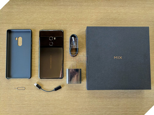 Ảnh thực tế Mi Mix 2: viền cạnh bên vẫn khá dày, chưa hẳn là không viền như quảng cáo 2