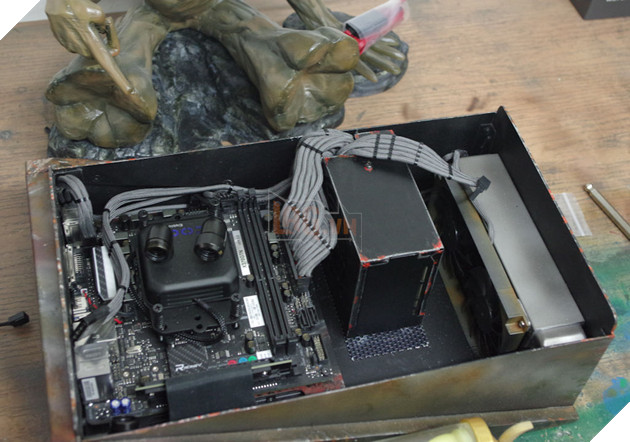 Nhìn chú bé Groot cực xinh này, chẳng ai dám tin bên trong là cỗ máy tính chơi được mọi game trên đời