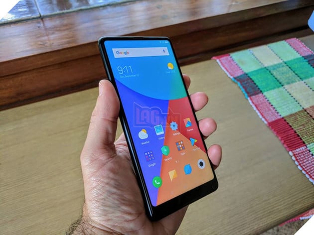 Ảnh thực tế Mi Mix 2: viền cạnh bên vẫn khá dày, chưa hẳn là không viền như quảng cáo 3