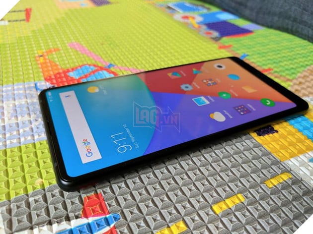 Ảnh thực tế Mi Mix 2: viền cạnh bên vẫn khá dày, chưa hẳn là không viền như quảng cáo 4