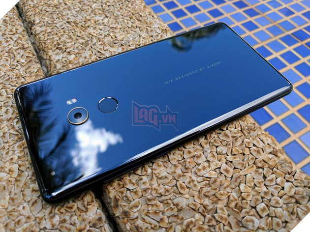 Ảnh thực tế Mi Mix 2: viền cạnh bên vẫn khá dày, chưa hẳn là không viền như quảng cáo 5