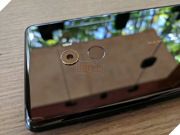 Ảnh thực tế Mi Mix 2: viền cạnh bên vẫn khá dày, chưa hẳn là không viền như quảng cáo 6