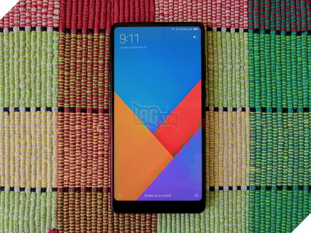 Ảnh thực tế Mi Mix 2: viền cạnh bên vẫn khá dày, chưa hẳn là không viền như quảng cáo